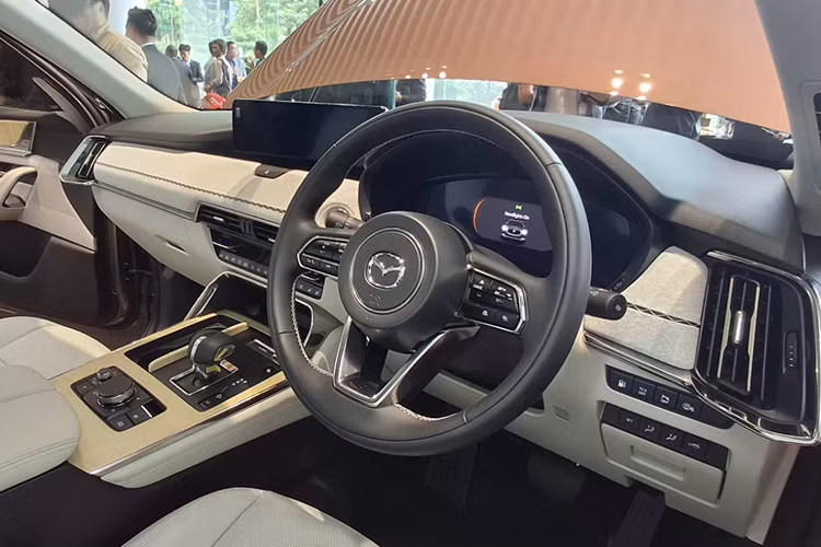 Ở Mazda CX-80 2025 bản Kuro, xe mang thiết kế nhấn mạnh vào sự thể thao, thể hiện qua những chi tiết ngoại thất màu đen. Trong khi đó, nội thất của xe có màu sắc chủ đạo là nâu.