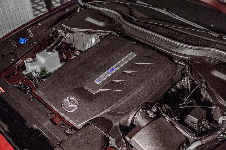 Bên cạnh đó, Mazda CX-80 2025 còn có cụm pin lithium-ion với dung lượng 17,8 kWh. Sau khi sạc đầy pin, xe có thể chạy được quãng đường 60 km mà không cần dùng động cơ xăng. Hộp số tự động 8 cấp và hệ dẫn động 4 bánh toàn thời gian i-ACTIV cũng được trang bị cho xe.