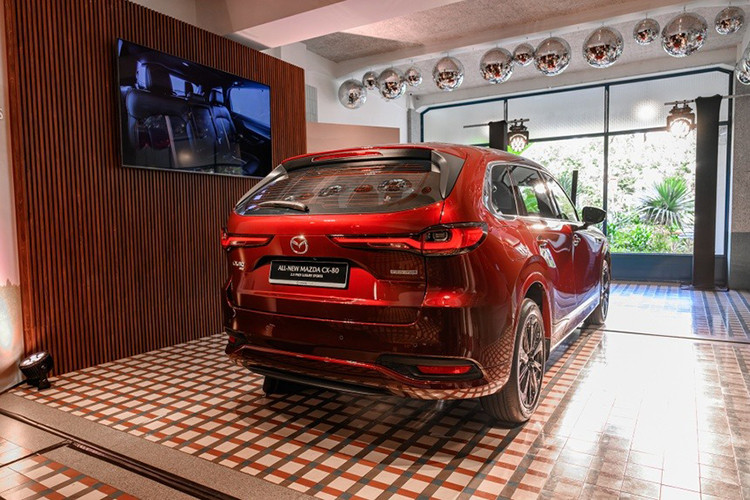 Tại thị trường Indonesia, mẫu SUV cỡ lớn này có 2 phiên bản là Elite và Kuro. Trong đó, phiên bản Elite sở hữu thiết kế sang trọng và thanh lịch hơn với những chi tiết ngoại thất mạ crôm. Nội thất của bản Elite là sự kết hợp giữa hai màu sắc đen và trắng tương phản.