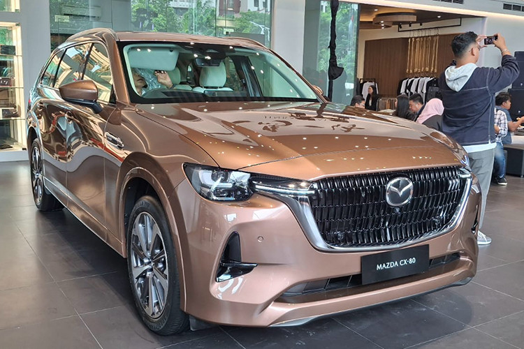 Khi mua mẫu xe, khách hàng có thể chọn các màu sơn ngoại thất như đen Jet Black, vàng Platinum Quartz, xanh dương Deep Crystal Blue, nâu Melting Copper, đỏ Soul Red Crystal, xám Machine Gray, trắng Rhodium White và đỏ Artisan Red. Hiện chưa rõ hãng Mazda có kế hoạch bán CX-80 ở thị trường Việt Nam hay không.