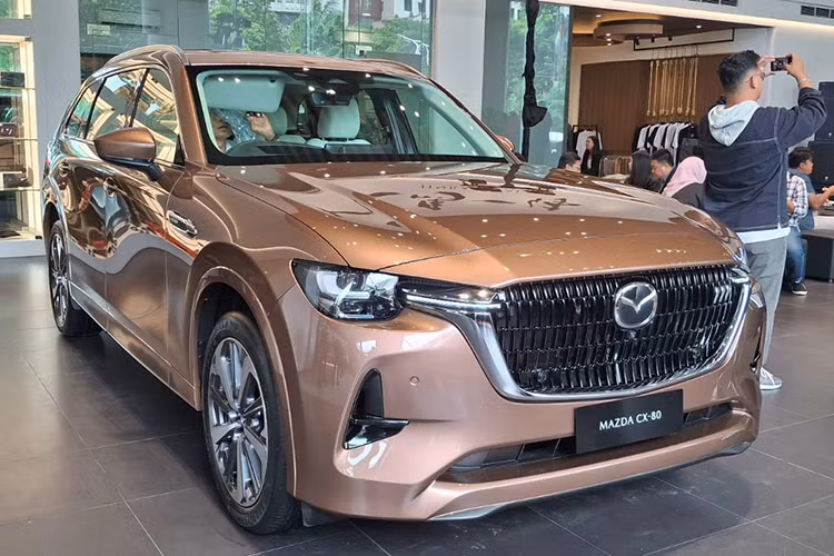 Khi mua mẫu xe, khách hàng có thể chọn các màu sơn ngoại thất như đen Jet Black, vàng Platinum Quartz, xanh dương Deep Crystal Blue, nâu Melting Copper, đỏ Soul Red Crystal, xám Machine Gray, trắng Rhodium White và đỏ Artisan Red. Hiện chưa rõ hãng Mazda có kế hoạch bán CX-80 ở thị trường Việt Nam hay không.