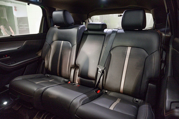 Mazda CX-80 2025 được trang bị động cơ xăng 4 xi-lanh, dung tích 2.5L, tạo ra công suất tối đa 189 mã lực và mô-men xoắn cực đại 261 Nm. Hai con số tương ứng của mô-tơ điện là 173 mã lực và 270 Nm. Khi cả hai kết hợp với nhau, mẫu SUV cỡ lớn này sở hữu công suất tổng cộng 325 mã lực và mô-men xoắn cực đại 500 Nm.