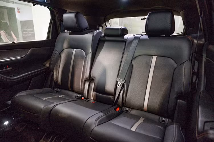 Mazda CX-80 2025 được trang bị động cơ xăng 4 xi-lanh, dung tích 2.5L, tạo ra công suất tối đa 189 mã lực và mô-men xoắn cực đại 261 Nm. Hai con số tương ứng của mô-tơ điện là 173 mã lực và 270 Nm. Khi cả hai kết hợp với nhau, mẫu SUV cỡ lớn này sở hữu công suất tổng cộng 325 mã lực và mô-men xoắn cực đại 500 Nm.