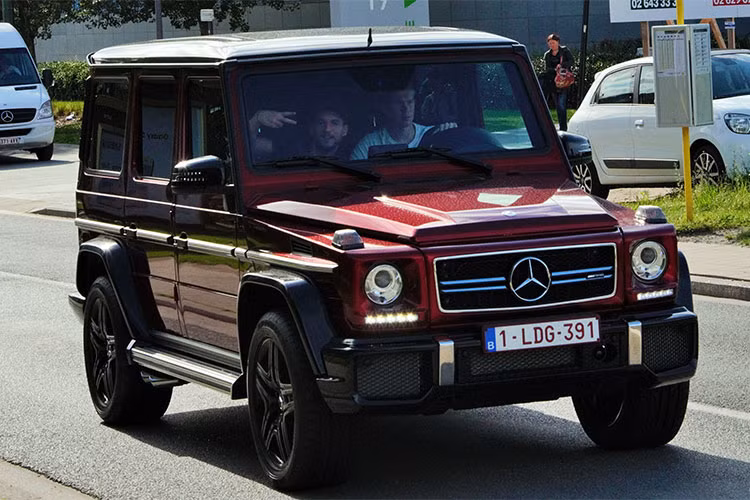 Chiếc G63 AMG của Kevin de Bruyne còn có màu sơn đỏ khá độc đáo. Xe có giá bán khoảng 142.000 USD (tương đương khoảng 3,2 tỷ đồng).