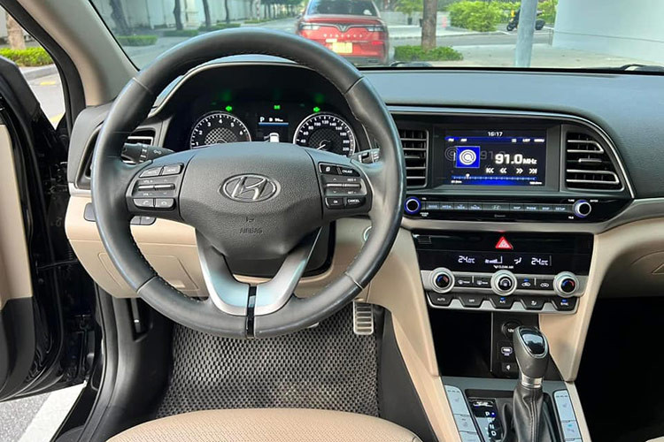 Một số điểm nhấn đáng chú ý nằm ở các chi tiết trang trí làm từ nhôm, pedal bọc nhôm và bậc cửa ốp kim loại. Các tiện ích khác của xe như; sạc điện thoại không dây, sưởi vô lăng, màn hình trung tâm 7 inch tích hợp bản đồ và Apple Carplay...