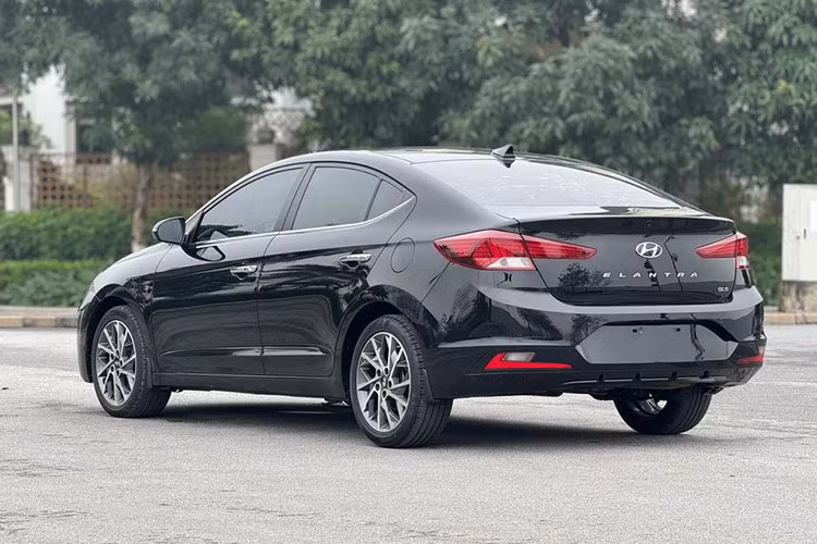 Về ngoại hình, Elantra 2019 áp dụng ngôn ngữ thiết kế mới "Cascading Grill” . Điểm nổi bật là đèn pha LED với 4 Projector và đèn hậu LED được tinh chỉnh sắc sảo hơn. Các chi tiết ngoại thất khác như cánh đuôi gió gắn trên cốp và bộ đôi ống xả thể thao được tạo hình phá cách, mâm xe làm mới ấn tương hơn...