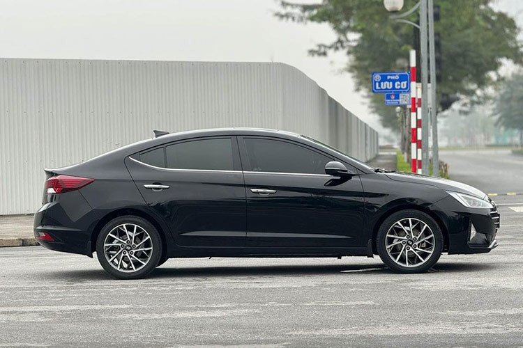 Mới đây, một chiếc Hyundai Elantra 2019 đã qua sử dụng đang được chủ nhân rao bán trên sàn xe cũ. Được biết chiếc xe thuộc bản 2.0 và đã lăn bánh khoảng 65.000km. Ở thế hệ này, xe đã được nâng cấp toàn diện, mang đến nhiều cải tiến cả về kích thước lẫn thiết kế.