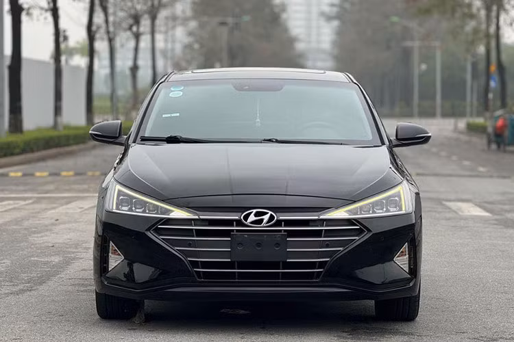 Khi mới ra mắt Việt Nam, giá xe Hyundai Elantra 2019 bản 2.0 bán ra chính hãng là 699 triệu đồng (chưa bao gồm phí ra biển số). Chiếc xe Elantra 2019 trong bài viết này hiện đang được chủ nhân chào bán với mức giá 495 triệu đồng, chưa thương lượng. Như vậy, sau 5 năm lăn bánh, xe đã khấu hao khoảng hơn 200 triệu đồng.