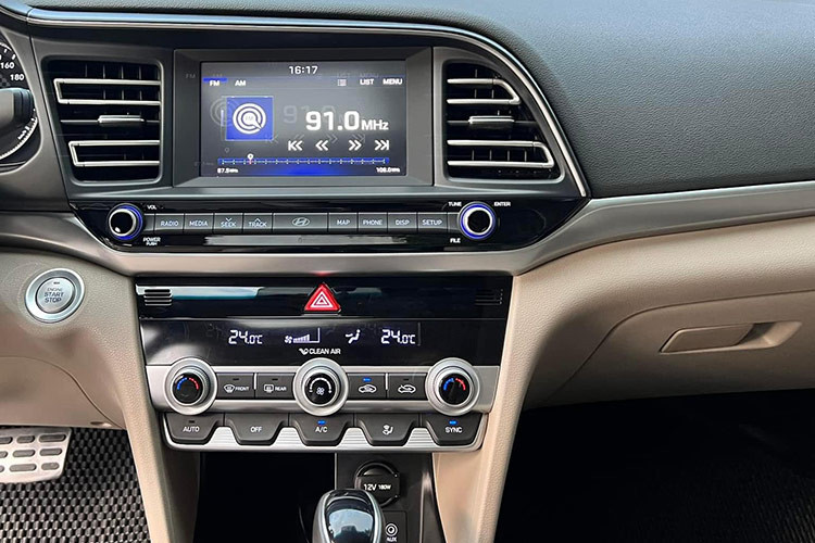 Những trang bị an toàn trên Hyundai Elantra 2019 tại Việt Nam bao gồm: hệ thống chống bó cứng phanh ABS, hệ thống phân bố lực phanh điện tử EBD, hệ thống hỗ trợ lực phanh khẩn cấp BA, hệ thống cân bằng điện tử ESC, hệ thống kiểm soát thân xe VSM...