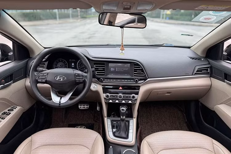 Bên trong khoang nội thất của chiếc Elantra 2019 được bọc da với tông màu đen chủ đạo, vô-lăng xe dạng D-cut đáy phẳng. Đồng hồ hiển thị công-tơ-mét là sự kết hợp của hai đồng hồ dạng cơ với màn hình hiển thị trung tâm đa thông tin.