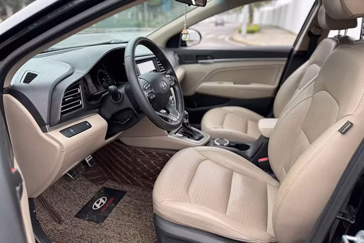 Ngoài ra, hệ thống kiểm soát lực kéo TCS, hệ thống chống trộm Immobilizer, hệ thống hỗ trợ khởi hành ngang dốc HAC, hệ thống 8 cảm biến trước và sau, hệ thống an toàn 7 túi khí, cảm biến áp suất lốp TPMS và khung thép cường lực AHSS... cũng được trang bị trên mẫu xe này.