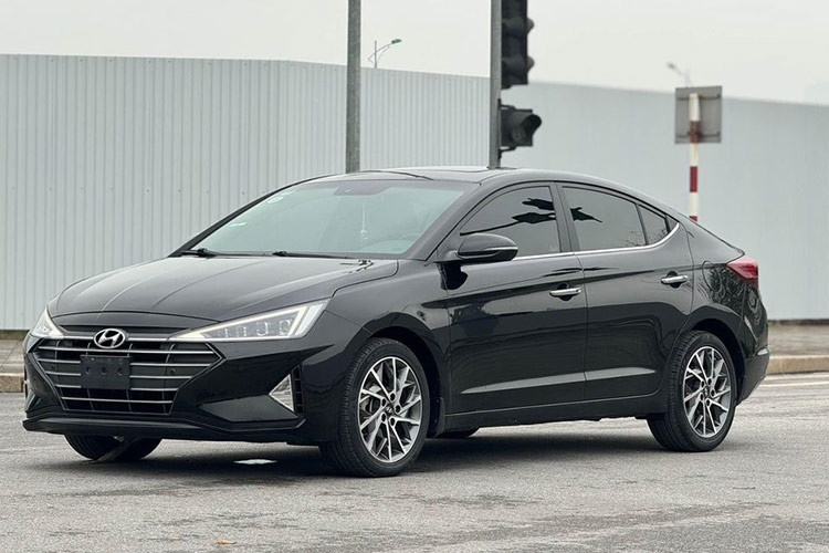 Hyundai Elantra lần đầu ra mắt toàn cầu vào năm 1990 và hiện đã bước sang thế hệ thứ 7 ra mắt vào tháng 03/2020 tại thị trường Hàn Quốc. Hyundai Elantra tại Việt Nam đang ở phiên bản nâng cấp giữa vòng đời và được giới thiệu đến người tiêu dùng vào tháng 10/2022.