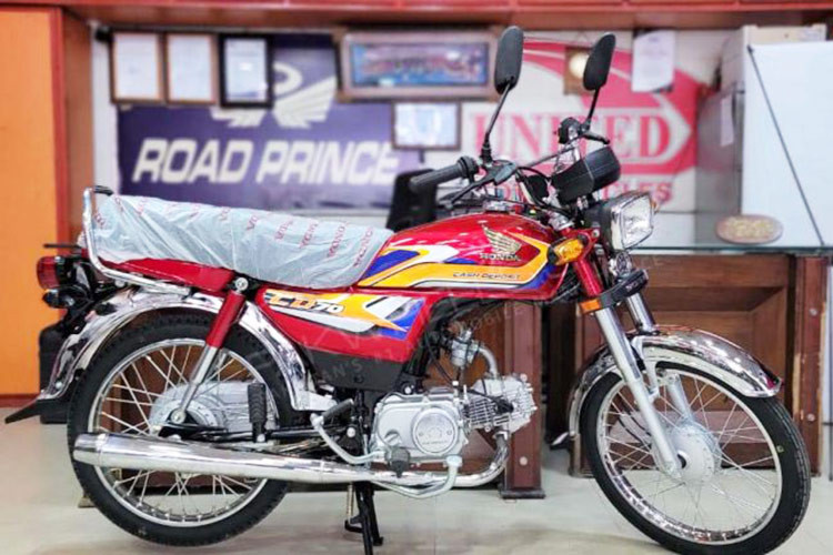  Honda CD70 2025 mới vừa được "hồi sinh" tại Pakistan. Xe sở hữu thiết kế rất ấn tượng khi kết hợp phong cách cổ điển cùng với những gam màu hiện đại, đặc biệt là CD70 2025 có mức giá siêu rẻ nên dự đoán nó sẽ dễ dàng thu hút được nhiều người dùng tại quốc gia Nam Á này.
