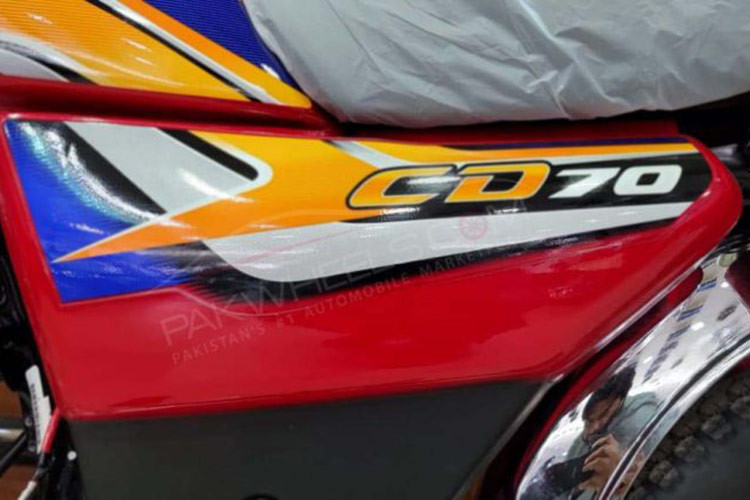 Honda CD70 2025 sở ba màu sắc thân xe gồm Đỏ, Đen và Xanh lam với logo thay đổi nhẹ nhưng phá cách. Thiết kế xe tinh gọn và các tính năng đủ dùng giúp mẫu xe này trở thành lựa chọn lý tưởng cho những ai tìm kiếm một chiếc xe tay côn đơn giản, bền bỉ và tiết kiệm nhiên liệu.