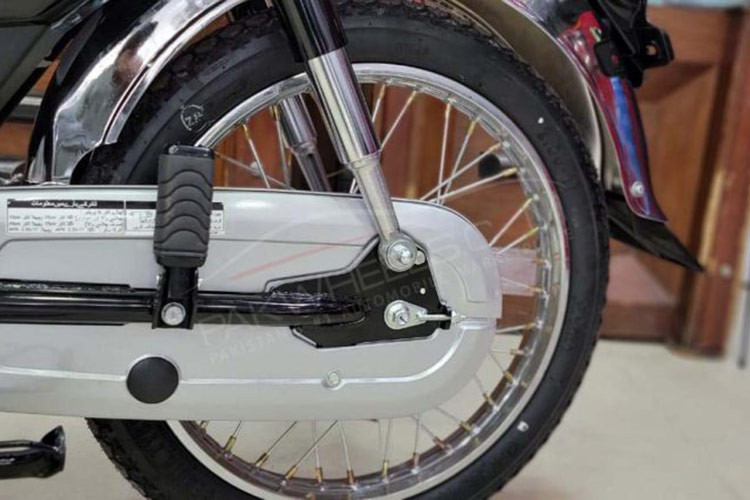 Xe sử dụng hộp số Constant Mesh 4 cấp và khởi động bằng đạp, hiện chưa có tùy chọn khởi động điện. Theo thông tin từ Atlas Honda Limited, động cơ của CD70 2025 đã được cải tiến đôi chút so với mẫu trước, nhằm đảm bảo hiệu suất và hiệu quả tốt hơn.