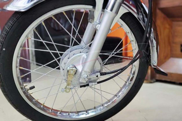 Về mặt vận hành, Honda CD70 2025 được trang bị động cơ 4 thì, SOHC, làm mát bằng không khí với dung tích thực 72cc. Động cơ này có khoảng hành trình piston là 47 x 41,4mm và tỷ số nén 9:1.