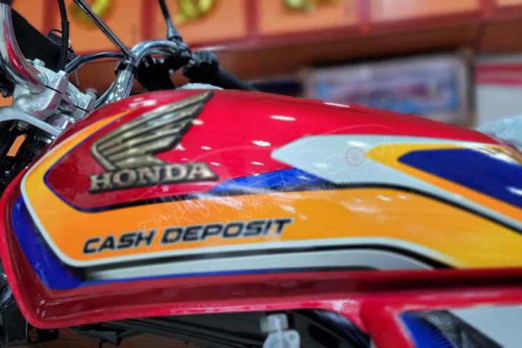 Xe vẫn tiếp tục sử dụng đèn chiếu sang halogen vuông và đồng hồ analog, mang lại cảm giác hoài cổ trên các mẫu của thập niên 90. Tất cả tổng thể mẫu xe này vẫn mang đến cảm giác của những mẫu xe huyền thoại đã làm nên tên tuổi của hãng như Honda Win, CD hay 67...