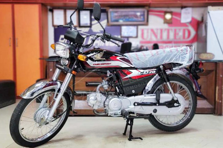 Mức giá xe Honda CD70 2025 được mở bán tại Pakistan với 3 màu sắc thân xe gồm Đỏ, Đen và Xanh lam, với mức niêm yết siêu rẻ chỉ 157.900 PKR (khoảng 12,9 triệu đồng) - rẻ gấp 3 lần 1 chiêc điện thoại iPhone 16 đang chào bán tại Việt Nam.