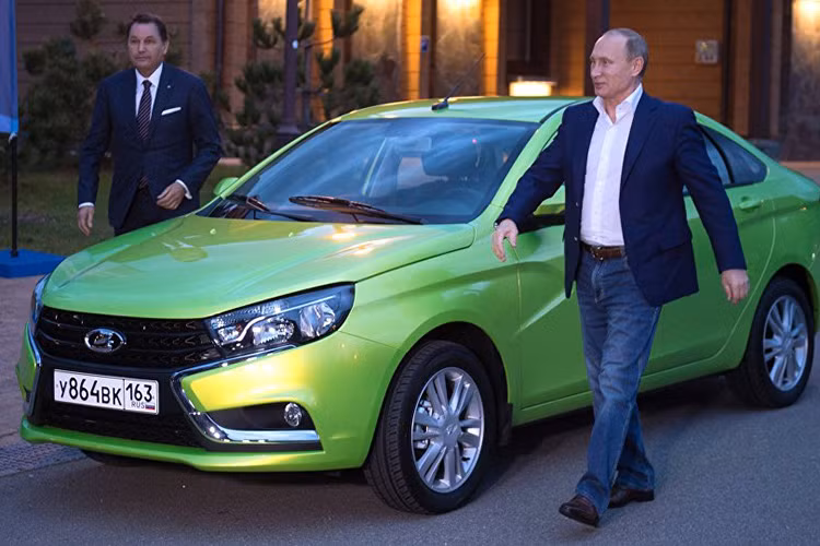 Đích thân trải nghiệm chiếc xe mới, Tổng thống Nga Putin đã khéo léo quảng bá thương hiệu ngành công nghiệp xe hơi trong nước, đặc biệt là thương hiệu vang bóng một thời Lada, nay kỳ vọng sắp được hồi sinh với dòng xe giá rẻ Vesta.