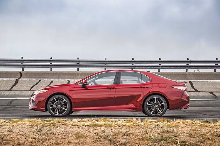 Các số đo cơ bản của Toyota Camry thế hệ mới tại thị trường Mỹ bao gồm chiều dài tổng thể 4.859 mm (tăng 10 mm), rộng 1.834 mm (tăng 13 mm), cao 1.440 mm (giảm 30 mm) và chiều dài cơ sở 2.824 mm. Vị trí ngồi cả 2 hàng ghế cũng được hạ thấp, giúp trọng tâm thấp xe thấp hơn, tạo cảm giác thể thao hơn khi cầm lái. Tầm nhìn cũng được cải thiện nhờ hạ thấp bảng taplo và tái thiết kế góc chữ A.