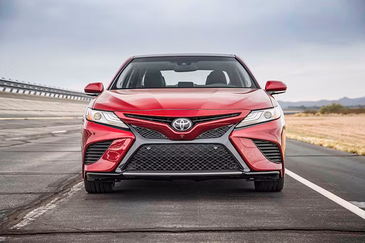 Điều đầu tiên cần nói đến của Toyota Camry 2018 chính là thiết kế ngoại thất. Phiên bản dành cho thị trường Bắc Mỹ của Toyota Camry 2018 mang thiết kế thể thao hơn hẳn trước đây, nhờ lấy cảm hứng từ ngôn ngữ thiết kế ôtô Nhật Bản “Keen Look”. Giờ đây trông chiếc Camry đã tiệm cận đến đẳng cấp của những mẫu xe Lexus sang trọng, nhưng cũng rất trẻ trung phù hợp cho nhiều đối tượng khách hàng.