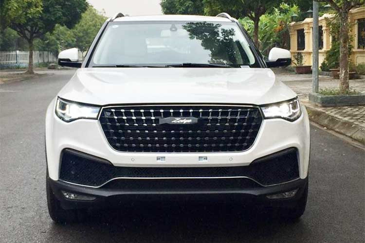 Trong thời gian vừa qua, nhiều chiếc SUV Trung Quốc Zotye T700 đã tràn về Việt Nam và xuất hiện trên đường phố khiến nhiều người quan tâm. Không chỉ có kiểu dáng đẹp mã vì "nhái" một số dòng SUV nổi tiếng như Range Rover, mẫu xe Zotye T700 của Trung Quốc còn sở hữu giá "mềm", chỉ hơn 700 triệu đồng tại Việt Nam.