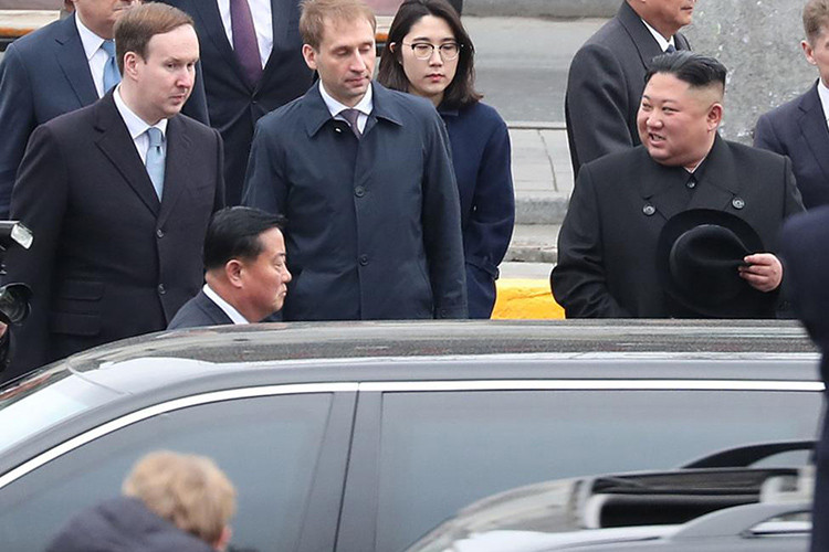 Chủ tịch Kim Jong Un rất ưa chuộng thương hiệu xe Mercedes hạng sang. Ông từng sử dụng chiếc S600 Pullman Guard chống đạn khi tới gặp Tổng thống Hàn Quốc Moon Jae In hồi tháng 4-2018, và sau đó là hai cuộc gặp với Tổng thống Mỹ Donald Trump tại Singapore hồi tháng 6/2018 và tháng 2/2019 tại Việt Nam.