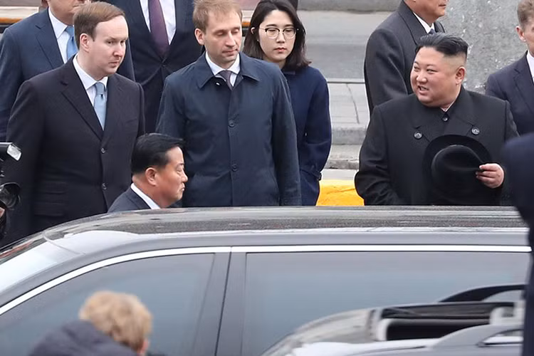 Chủ tịch Kim Jong Un rất ưa chuộng thương hiệu xe Mercedes hạng sang. Ông từng sử dụng chiếc S600 Pullman Guard chống đạn khi tới gặp Tổng thống Hàn Quốc Moon Jae In hồi tháng 4-2018, và sau đó là hai cuộc gặp với Tổng thống Mỹ Donald Trump tại Singapore hồi tháng 6/2018 và tháng 2/2019 tại Việt Nam.