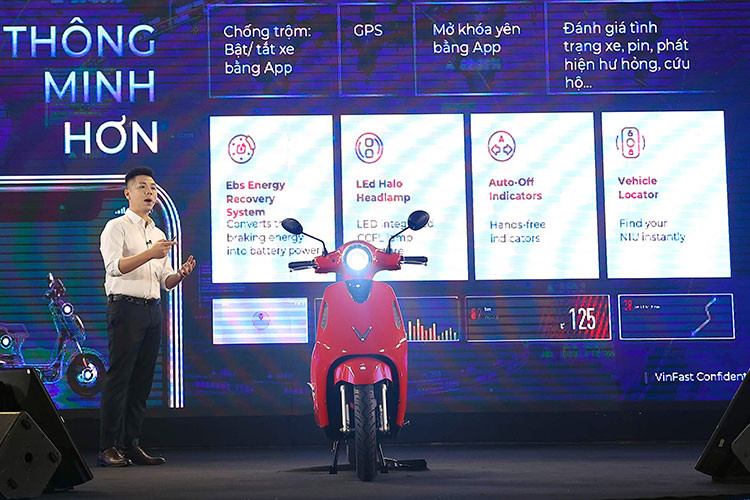 Xe máy điện VinFast Evo 200 hoàn toàn mới trang bị động cơ Inhub, công suất danh định 1.500 W. Xe đạt vận tốc tối đa 60 km/giờ và có thể tăng tốc từ 0-50 km/giờ trong 14 giây.