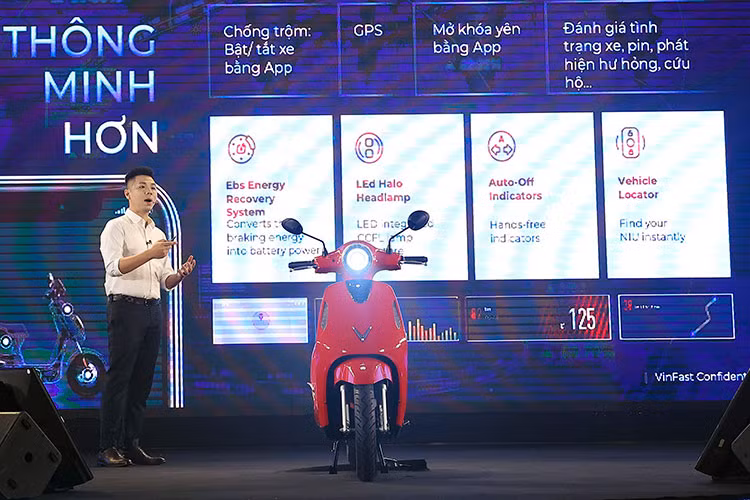 Xe máy điện VinFast Evo 200 hoàn toàn mới trang bị động cơ Inhub, công suất danh định 1.500 W. Xe đạt vận tốc tối đa 60 km/giờ và có thể tăng tốc từ 0-50 km/giờ trong 14 giây.