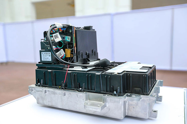 VinFast Evo 200 sử dụng pin LFP - loại pin Lithium - ion tiên tiến do VinFast hợp tác với Gotion Hightech, giúp xe có thể di chuyển quãng đường 200 km sau mỗi lần sạc đầy trong điều kiện thử nghiệm với tốc độ 30 km/h. Ngoài ra, pin LFP của Evo 200 có tính năng xác thực, không thể thay pin khác hay can thiệp vào phần cứng. 