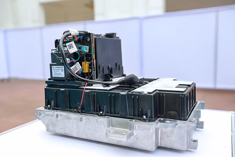 VinFast Evo 200 sử dụng pin LFP - loại pin Lithium - ion tiên tiến do VinFast hợp tác với Gotion Hightech, giúp xe có thể di chuyển quãng đường 200 km sau mỗi lần sạc đầy trong điều kiện thử nghiệm với tốc độ 30 km/h. Ngoài ra, pin LFP của Evo 200 có tính năng xác thực, không thể thay pin khác hay can thiệp vào phần cứng. 