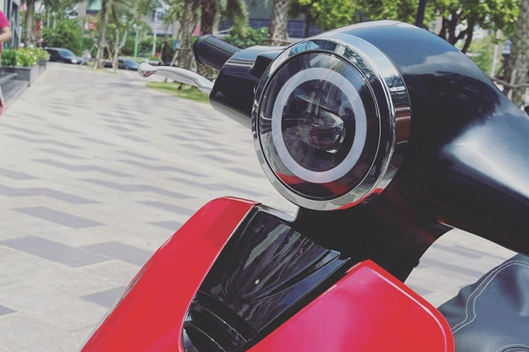 Đến nay, hình ảnh thực tế của VinFast Evo 2022 lộ diện cho thấy mẫu xe này hiện đã sẵn sàng để được giao đến tay người tiêu dùng Việt. Kể từ khi trình làng, VinFast Evo 2022 chạy điện đã được kì vọng sẽ là mẫu xe “đe dọa” vị trí của Honda Vision tại thị trường Việt Nam. 