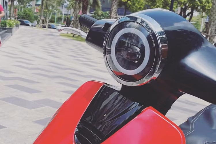 Đến nay, hình ảnh thực tế của VinFast Evo 2022 lộ diện cho thấy mẫu xe này hiện đã sẵn sàng để được giao đến tay người tiêu dùng Việt. Kể từ khi trình làng, VinFast Evo 2022 chạy điện đã được kì vọng sẽ là mẫu xe “đe dọa” vị trí của Honda Vision tại thị trường Việt Nam. 