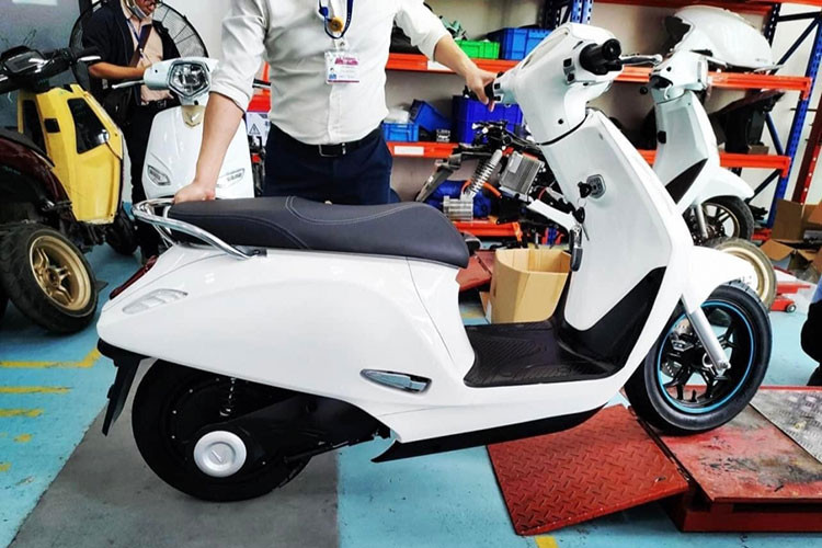 Mức giá xe VinFast Evo 200 tại Việt Nam bán ra với mức niêm yết chỉ từ 22 triệu đồng (chưa gồm chi phí thuê pin) – mức giá rẻ hơn đáng kể nếu so với Honda Vision.. Đây sẽ là lựa chọn giá rẻ mới của người tiêu dùng Việt trong thời gian tới. 