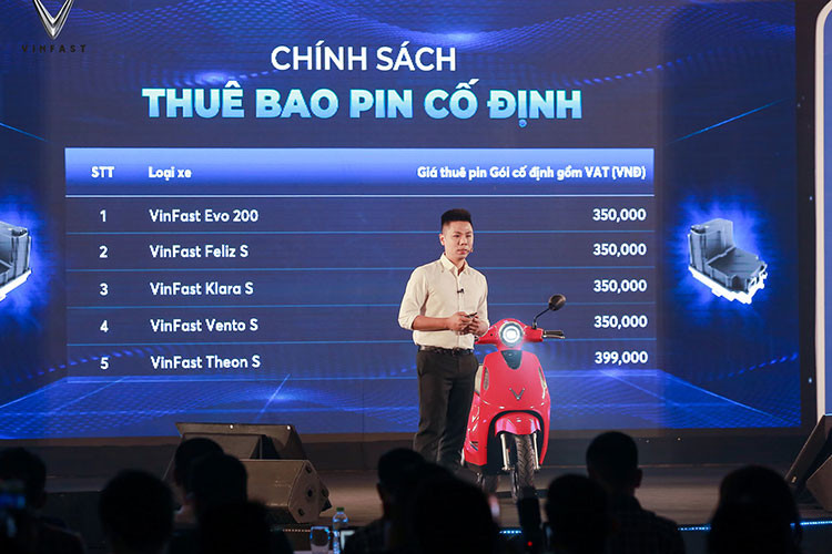 Trong khi đó, phần yên xe thiết kế liền khối, tích hợp thêm phần tay nắm phía sau. Mẫu xe này cũng được trang bị màn hình điện tử kỹ thuật số đơn sắc, hệ thống đèn LED...