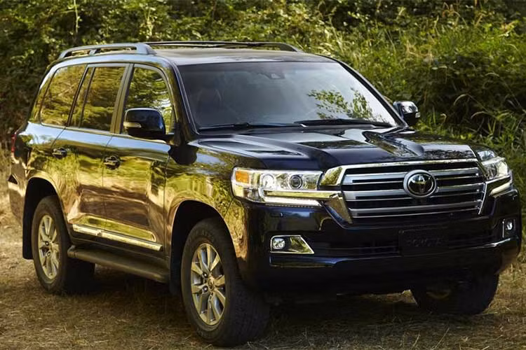 Người tiêu dùng đang có xu hướng chọn những dòng xe nhỏ "chấm" nhưng vẫn đủ dùng hơn là những động cơ V8 4.6 lít "uống xăng như nước" mà dòng xe Land Cruiser lâu nay vẫn mang danh. Chính vì vậy việc tiêu thụ châm tại thị trường ôtô Việt đối với mẫu xe SUV cỡ lớn như Toyota Landcruiser 200 GX 470 cũng là điều dễ hiểu.