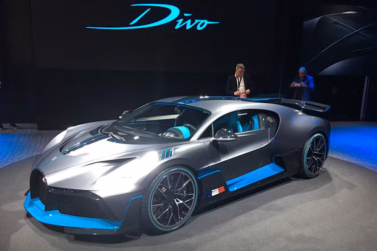 Mức giá bán 5.8 triệu USD (khoảng 135 tỷ đồng) của siêu xe Bugatti Divo đã đưa "đứa con" của nước Pháp trở thành chiếc xe đắt nhất tại triển lãm ôtô Paris 2018 đang diễn ra. Đáng chú ý là cả 40 chiếc Bugatti Divo được sản xuất giới hạn hiện đều đã có chủ nhân đặt mua.