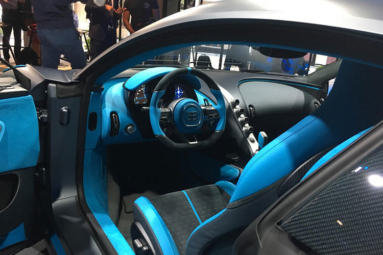 Tiến vào bên trong khoang lái, Bugatti Divo có sự khác biệt dễ nhận ra với Chiron khi có chất liệu da Alcantara màu xám Divo Grey kết hợp cùng những điểm nhấn màu xanh dương Divo Racing Blue tương phản.