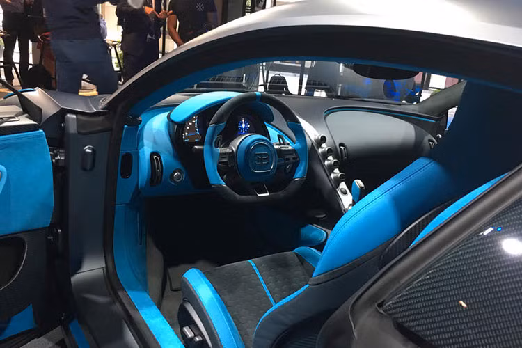 Tiến vào bên trong khoang lái, Bugatti Divo có sự khác biệt dễ nhận ra với Chiron khi có chất liệu da Alcantara màu xám Divo Grey kết hợp cùng những điểm nhấn màu xanh dương Divo Racing Blue tương phản.