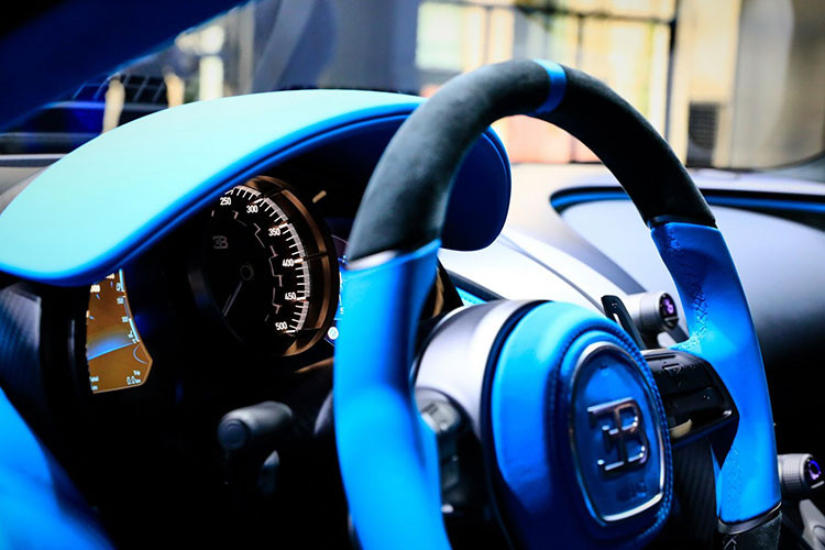 Ngoài ra, Bugatti Divo cũng không thiếu những chi tiết bằng sợi carbon mờ và các chi tiết bằng kim loại màu xám. Chưa hết, bệ tì tay hay lẫy chuyển số trên vô lăng của Divo cũng có kích thước lớn hơn so với Chiron. Tuy nhiên, nó cũng khiến các tay lái tốc độ "hơi buồn" khi đã bị loại bỏ chế độ lái Top Speed nổi tiếng.