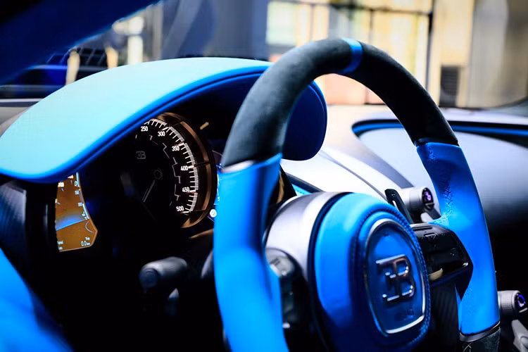 Ngoài ra, Bugatti Divo cũng không thiếu những chi tiết bằng sợi carbon mờ và các chi tiết bằng kim loại màu xám. Chưa hết, bệ tì tay hay lẫy chuyển số trên vô lăng của Divo cũng có kích thước lớn hơn so với Chiron. Tuy nhiên, nó cũng khiến các tay lái tốc độ "hơi buồn" khi đã bị loại bỏ chế độ lái Top Speed nổi tiếng.