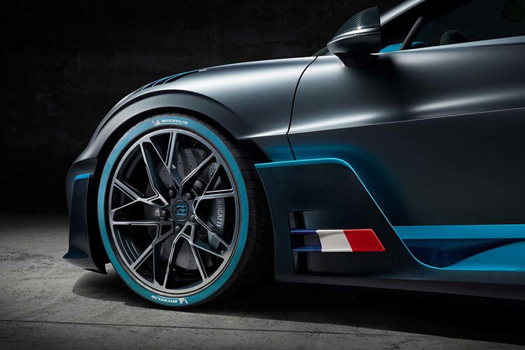 Bên hông xe Bugatti Divo đã được thiết kế lại ốp sườn thể thao nhằm đảm bảo tính khí động học tốt hơn so với Chiron. Chưa hết, hãng Bugatti còn khéo léo trang bị thêm lá cờ của nước Pháp bên ốp sườn xe.