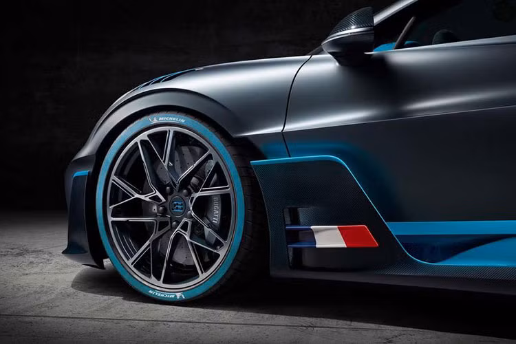 Bên hông xe Bugatti Divo đã được thiết kế lại ốp sườn thể thao nhằm đảm bảo tính khí động học tốt hơn so với Chiron. Chưa hết, hãng Bugatti còn khéo léo trang bị thêm lá cờ của nước Pháp bên ốp sườn xe.