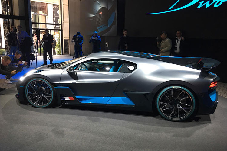 Siêu xe Bugatti Divo mới sở hữu thiết kế tuyệt đẹp và khác biệt nhất là phần đầu xe mới với hốc gió cỡ lớn hơn và cánh gió trước rộng hơn. Xe được làm mát bằng 4 nguồn gió độc lập, bao gồm gió từ khu vực áp suất cao trên cản trước, từ cánh gió, từ lưới tản nhiệt trước và từ khe khuếch tán nằm ngay trên lốp.