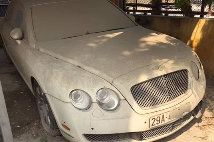Ngoài hai siêu xe sang Bentley trên, vào tháng 12/ 2016 trên mạng xã hội cũng xuất hiện một chiếc Bentley Continental Flying Spur màu trắng khác đóng một bụi dày đặc tại Hà Nội. Theo thông tin được chia sẻ thì chiếc xe này đã bị chủ "bỏ quên" trong một khu nhà để xe cả năm trời.