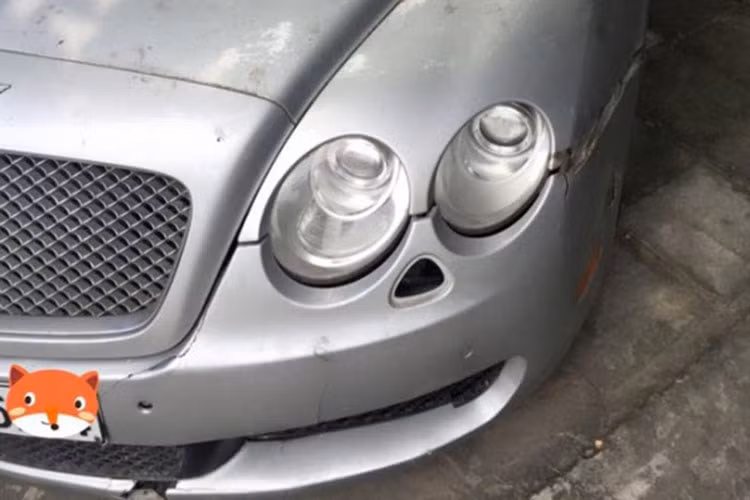 Bên cạnh đó, cản trước nứt gãy, cặp gương chiếu hậu cùng logo chữ B ở la-zăng cũng không còn. Theo thông tin được biết thì có thể chiếc xe sang này đã nằm đây đã khá lâu do liên quan đến vấn đề về pháp luật.