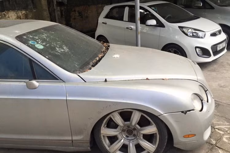 Nhìn vào những hình ảnh có thể thấy chiếc siêu xe sang Bentley Continental Flying Spur này dường như đã từng dính vào một vụ tai nạn nào đó, khi phần đuôi xe xuất hiện nhiều vết thủng ở phía cản sau. Bên cạnh đó, cản trước nứt gãy, ngoài ra, một số chi tiết ở ngoại thất cũng xuất hiện khá nhiều vết nứt lớn.