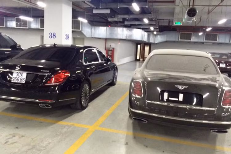 Theo nhiều người cho biết, chiếc siêu xe sang Bentley Mulsanne màu đen bóng nằm "vứt xó" trong hầm đỗ xe tại Hà Nội từ khá lâu. Những hình ảnh xuất hiện trên mạng xã hội được lan truyền cho thấy phần ngoại thất của chiếc xe bị bụi đóng dày đặc, nhất là phần trần xe. Ngoài ra, chiếc Bentley Mulsanne này còn không có biển số. Ảnh: Quân Nguyễn