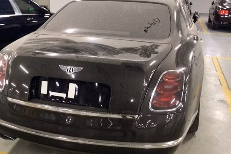Hiện chưa rõ nguyên nhân vì sao chiếc Bentley Mulsanne này lại bị bỏ rơi trong hầm để xe. Được biết, đây là phiên bản cũ và từng có giá bán khoảng 20 tỷ đồng khi về Việt Nam. Hiện những chiếc Bentley Mulsanne đời cũ đã qua sử dụng có giá tầm 9 tỷ đồng. Ảnh: Quân Nguyễn